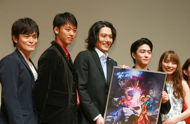 竹内涼真＆稲葉友、キスしちゃった！「ドライブサーガ　仮面ライダーマッハ／仮面ライダーハート」完成披露舞台あいさつフォトギャラリー：フォトギャラリー