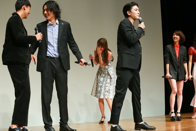 竹内涼真＆稲葉友、キスしちゃった！「ドライブサーガ　仮面ライダーマッハ／仮面ライダーハート」完成披露舞台あいさつフォトギャラリー（2枚目）