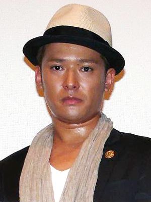 2010年6月26日、ステージから転倒した映画『さんかく』初日舞台あいさつでの高岡蒼甫