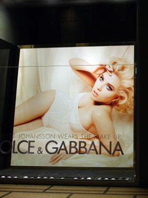 こちらはスカーレット・ヨハンソンのDolce & Gabbanaの広告－見ているだけで酔ってしまいそうな美女です。