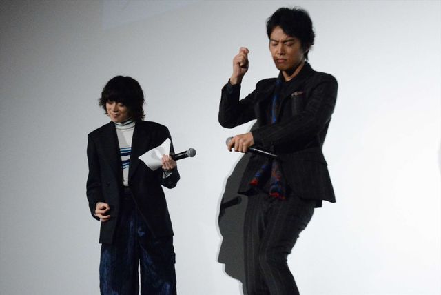 エア演奏しちゃう仲良しコンビ！菅田将暉＆桐谷健太『火花』大ヒット御礼舞台あいさつフォトギャラリー：フォトギャラリー