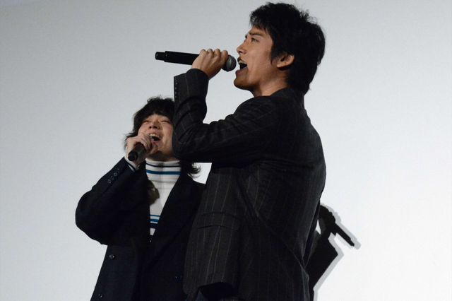 エア演奏しちゃう仲良しコンビ！菅田将暉＆桐谷健太『火花』大ヒット御礼舞台あいさつフォトギャラリー（2枚目）