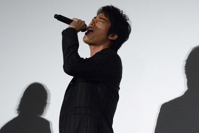 エア演奏しちゃう仲良しコンビ！菅田将暉＆桐谷健太『火花』大ヒット御礼舞台あいさつフォトギャラリー（3枚目）