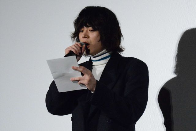 エア演奏しちゃう仲良しコンビ！菅田将暉＆桐谷健太『火花』大ヒット御礼舞台あいさつフォトギャラリー（4枚目）