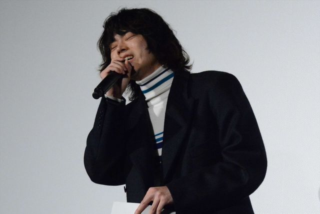 エア演奏しちゃう仲良しコンビ！菅田将暉＆桐谷健太『火花』大ヒット御礼舞台あいさつフォトギャラリー（5枚目）