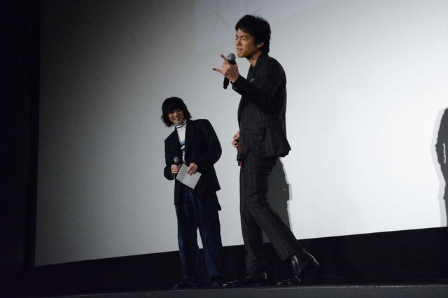 エア演奏しちゃう仲良しコンビ！菅田将暉＆桐谷健太『火花』大ヒット御礼舞台あいさつフォトギャラリー（6枚目）