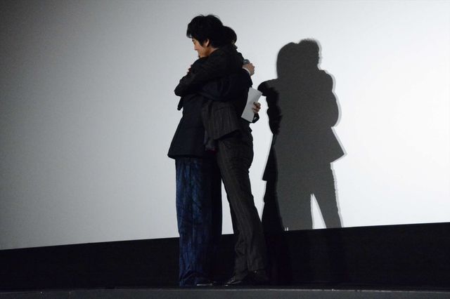 エア演奏しちゃう仲良しコンビ！菅田将暉＆桐谷健太『火花』大ヒット御礼舞台あいさつフォトギャラリー（10枚目）