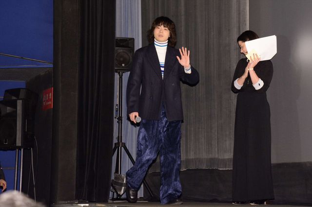 エア演奏しちゃう仲良しコンビ！菅田将暉＆桐谷健太『火花』大ヒット御礼舞台あいさつフォトギャラリー（11枚目）