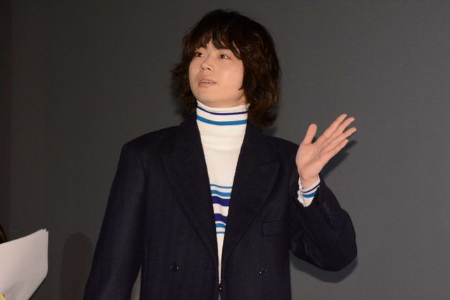 エア演奏しちゃう仲良しコンビ！菅田将暉＆桐谷健太『火花』大ヒット御礼舞台あいさつフォトギャラリー（12枚目）