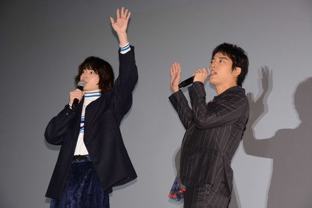 エア演奏しちゃう仲良しコンビ！菅田将暉＆桐谷健太『火花』大ヒット御礼舞台あいさつフォトギャラリー（19枚目）