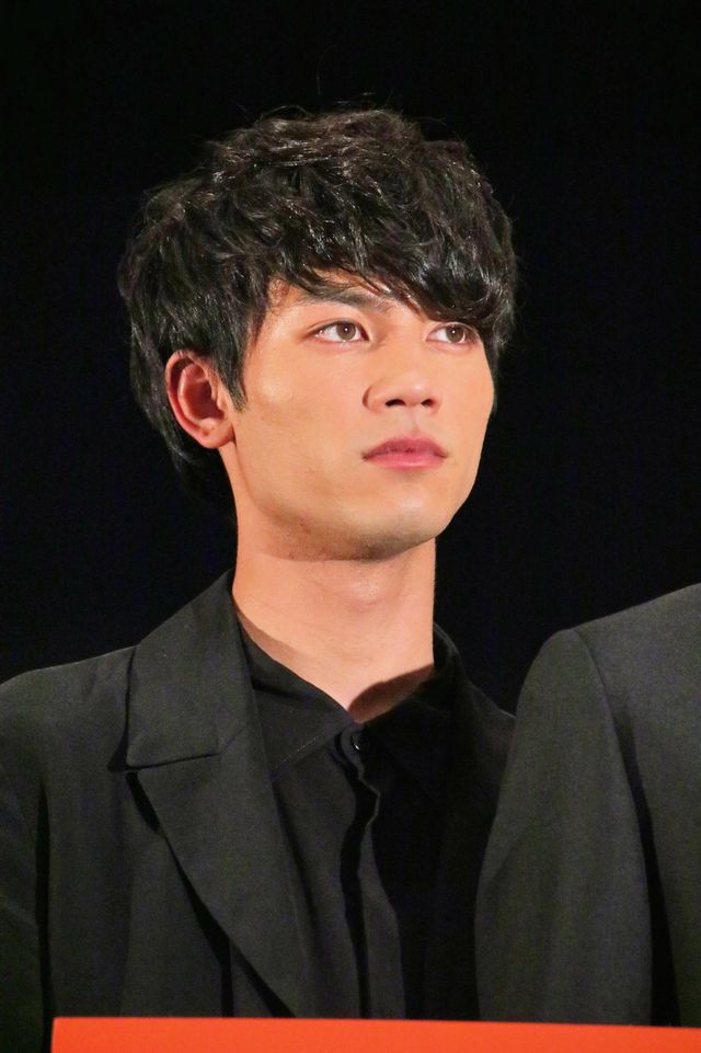 “女優”堀未央奈、超巨大タマゴから誕生！『ホットギミック　ガールミーツボーイ』完成披露（11枚目）