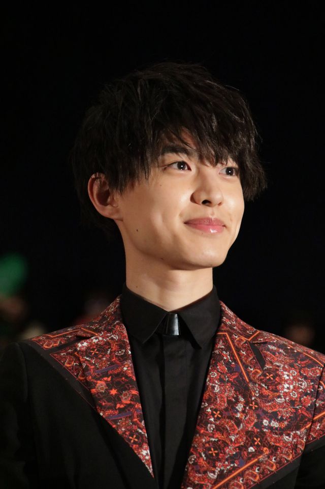 “女優”堀未央奈、超巨大タマゴから誕生！『ホットギミック　ガールミーツボーイ』完成披露（13枚目）