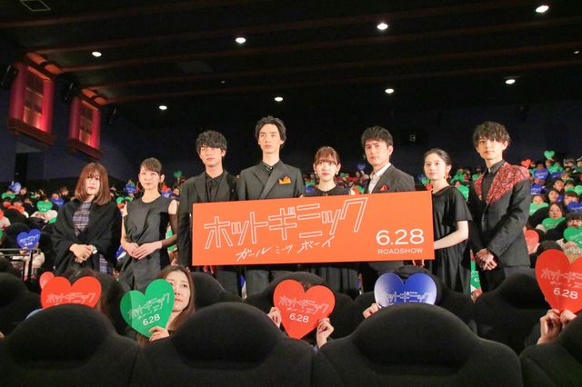 “女優”堀未央奈、超巨大タマゴから誕生！『ホットギミック　ガールミーツボーイ』完成披露（14枚目）