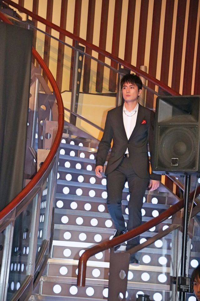 “女優”堀未央奈、超巨大タマゴから誕生！『ホットギミック　ガールミーツボーイ』完成披露（15枚目）