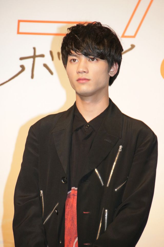 “女優”堀未央奈、超巨大タマゴから誕生！『ホットギミック　ガールミーツボーイ』完成披露（16枚目）