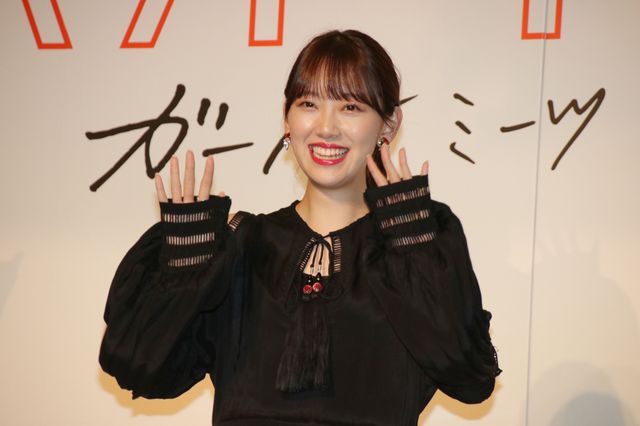 “女優”堀未央奈、超巨大タマゴから誕生！『ホットギミック　ガールミーツボーイ』完成披露（18枚目）