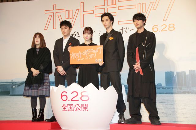 “女優”堀未央奈、超巨大タマゴから誕生！『ホットギミック　ガールミーツボーイ』完成披露（19枚目）