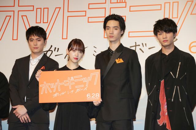 “女優”堀未央奈、超巨大タマゴから誕生！『ホットギミック　ガールミーツボーイ』完成披露（20枚目）