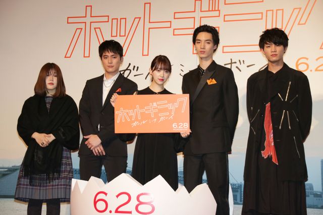 “女優”堀未央奈、超巨大タマゴから誕生！『ホットギミック　ガールミーツボーイ』完成披露（21枚目）