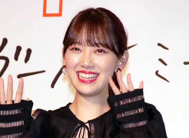 “女優”堀未央奈、超巨大タマゴから誕生！『ホットギミック　ガールミーツボーイ』完成披露（24枚目）