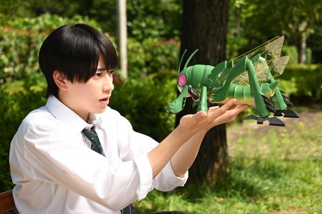 南野陽子が主人公の母親役！「仮面ライダーガッチャード」第1話場面カット（4枚目）