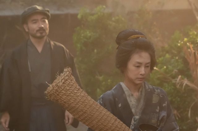 タエ（北川景子）の前に記者（岩崎う大）が現れて…朝ドラ「ばけばけ」第7週「オトキサン、ジョチュウ、OK？」第34回：フォトギャラリー