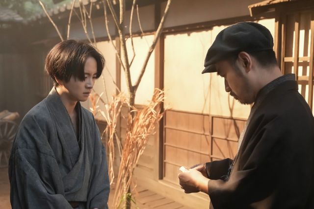 タエ（北川景子）の前に記者（岩崎う大）が現れて…朝ドラ「ばけばけ」第7週「オトキサン、ジョチュウ、OK？」第34回（2枚目）