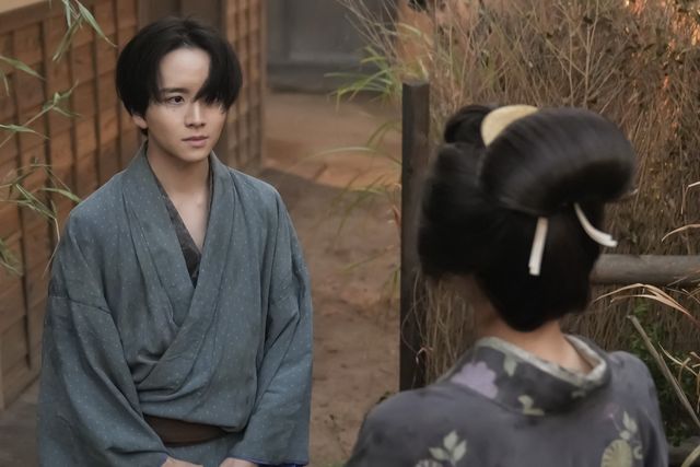 タエ（北川景子）の前に記者（岩崎う大）が現れて…朝ドラ「ばけばけ」第7週「オトキサン、ジョチュウ、OK？」第34回（3枚目）