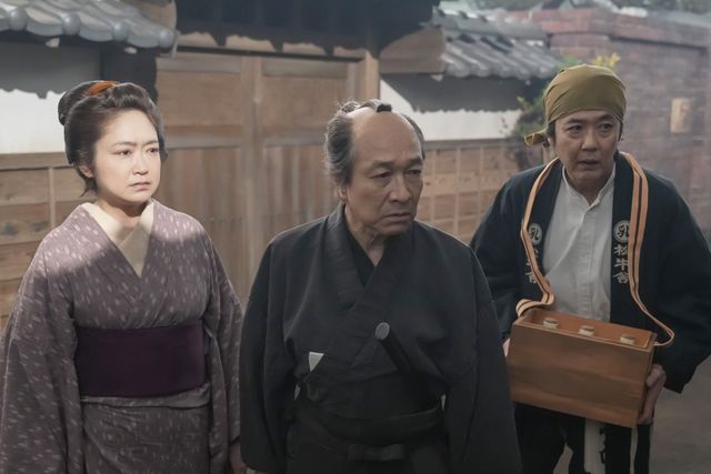 タエ（北川景子）の前に記者（岩崎う大）が現れて…朝ドラ「ばけばけ」第7週「オトキサン、ジョチュウ、OK？」第34回（4枚目）