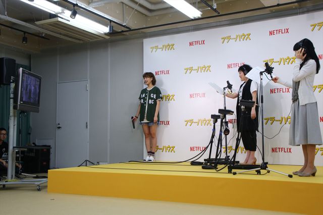 宮澤佐江、プロ声優の前で緊張！「フラーハウス」公開アフレコイベント写真ギャラリー（8枚目）