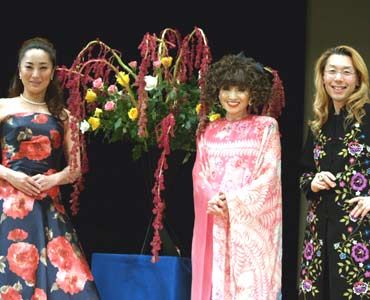 マリア・カラスをイメージした生け花と共に、左から鈴木慶江、黒柳徹子、假屋崎省吾