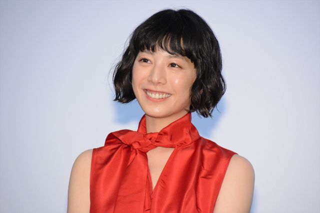 夏帆、真っ赤なドレス！映画『Red』公開記念舞台あいさつ（2枚目）