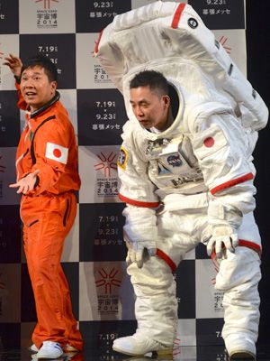 爆笑問題の田中裕二と宇宙服の重さにぐったりした様子の太田光