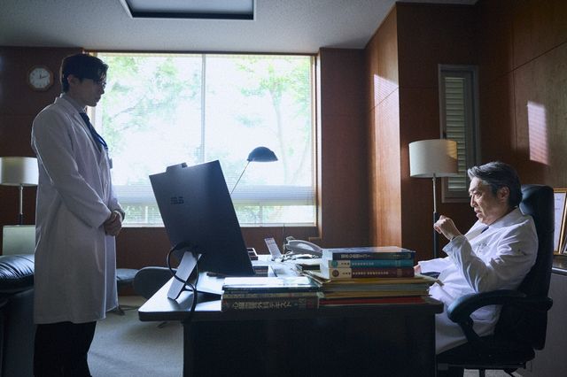 【ネタバレ】徳重（松本潤）と康二郎（新田真剣佑）がバチバチ？日曜劇場「19番目のカルテ」第3話（10枚目）