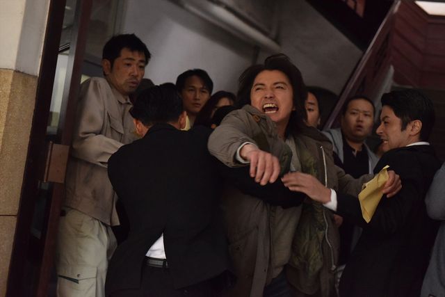 ＜19枚＞福士蒼汰が藤原竜也を地面に…！『カイジ　ファイナルゲーム』場面写真（5枚目）