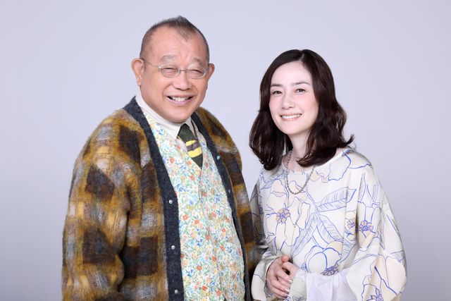 笑福亭鶴瓶＆原田知世、夫婦役で深まる絆！映画『35年目のラブレター』撮り下ろし2ショット：フォトギャラリー