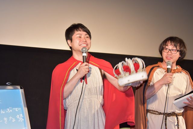 ノンスタ井上、王冠かぶってすっかり王様気分!?映画『マクベス』ジャパンプレミア上映フォトギャラリー（9枚目）