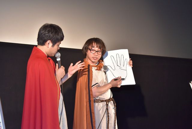 ノンスタ井上、王冠かぶってすっかり王様気分!?映画『マクベス』ジャパンプレミア上映フォトギャラリー（10枚目）