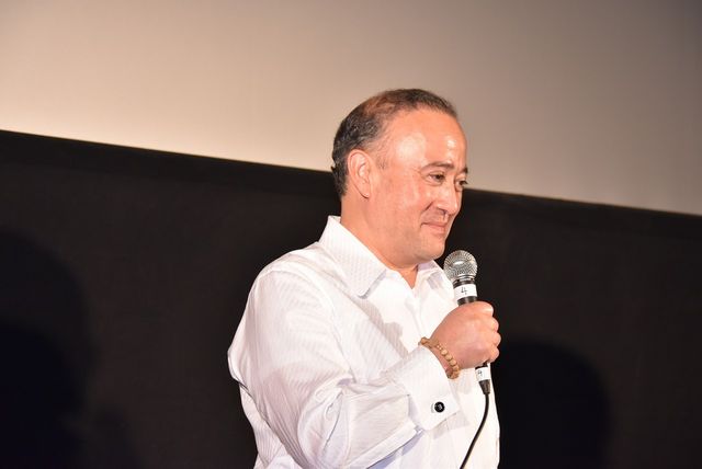 ノンスタ井上、王冠かぶってすっかり王様気分!?映画『マクベス』ジャパンプレミア上映フォトギャラリー（15枚目）