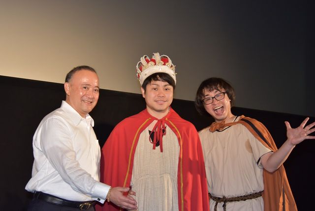 ノンスタ井上、王冠かぶってすっかり王様気分!?映画『マクベス』ジャパンプレミア上映フォトギャラリー（18枚目）