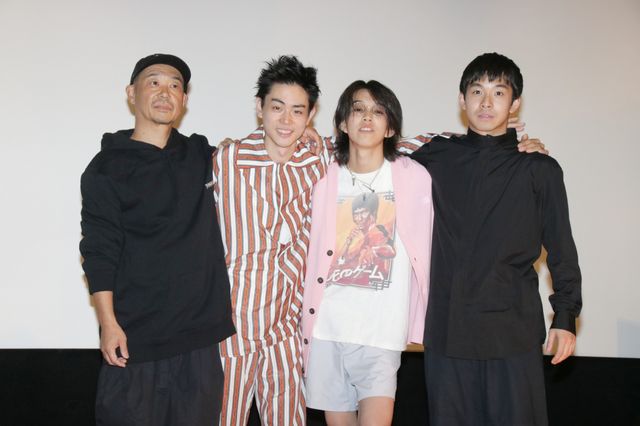YOSHI×菅田将暉×仲野太賀、マスクを被って登場！『タロウのバカ』完成披露上映会（13枚目）