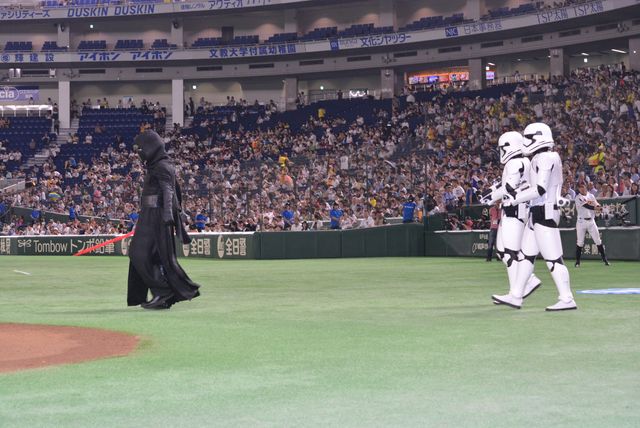 カイロ・レン＆ストームトルーパーが野球場を悪に染めようと登場！「スター・ウォーズナイター」：フォトギャラリー