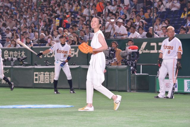 カイロ・レン＆ストームトルーパーが野球場を悪に染めようと登場！「スター・ウォーズナイター」（2枚目）