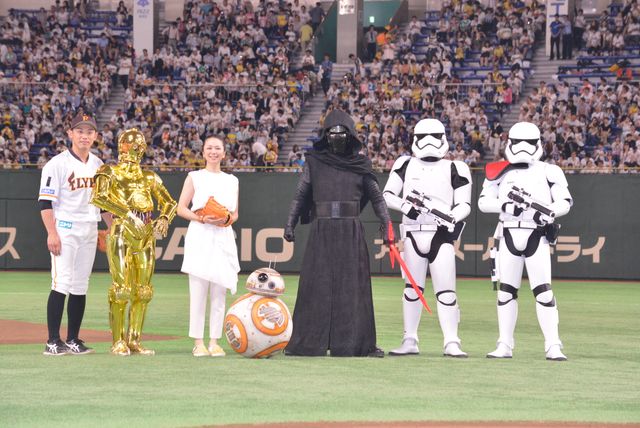 カイロ・レン＆ストームトルーパーが野球場を悪に染めようと登場！「スター・ウォーズナイター」（20枚目）