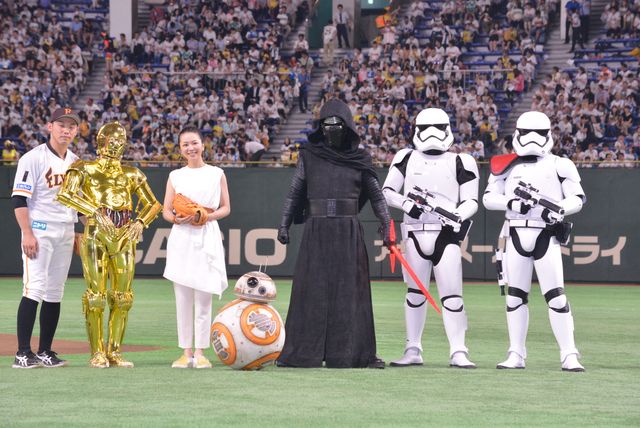 カイロ・レン＆ストームトルーパーが野球場を悪に染めようと登場！「スター・ウォーズナイター」（21枚目）