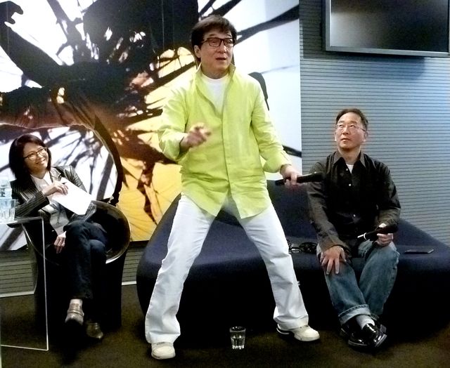 ブルーバックでの撮影法を実演してみせるジャッキー・チェン！フォトギャラリー：フォトギャラリー