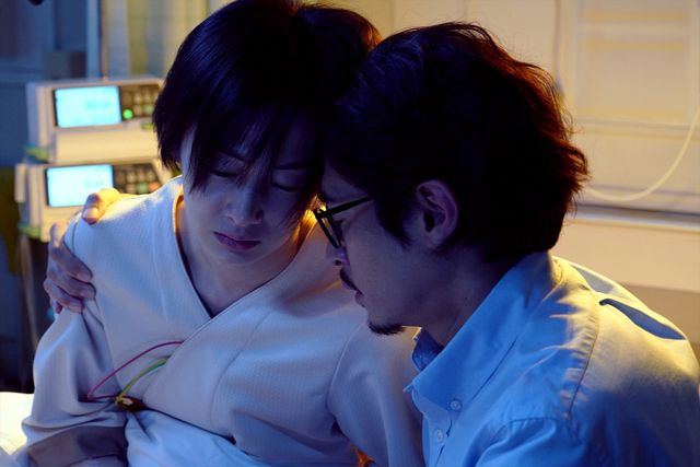 中村倫也＆窪塚洋介がほほ笑む…『ファーストラヴ』場面カット＜全10枚＞（3枚目）