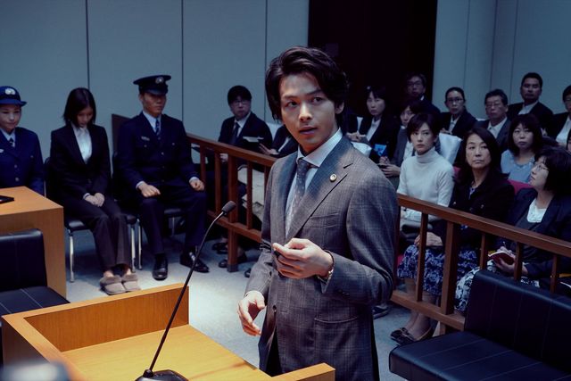 中村倫也＆窪塚洋介がほほ笑む…『ファーストラヴ』場面カット＜全10枚＞（6枚目）