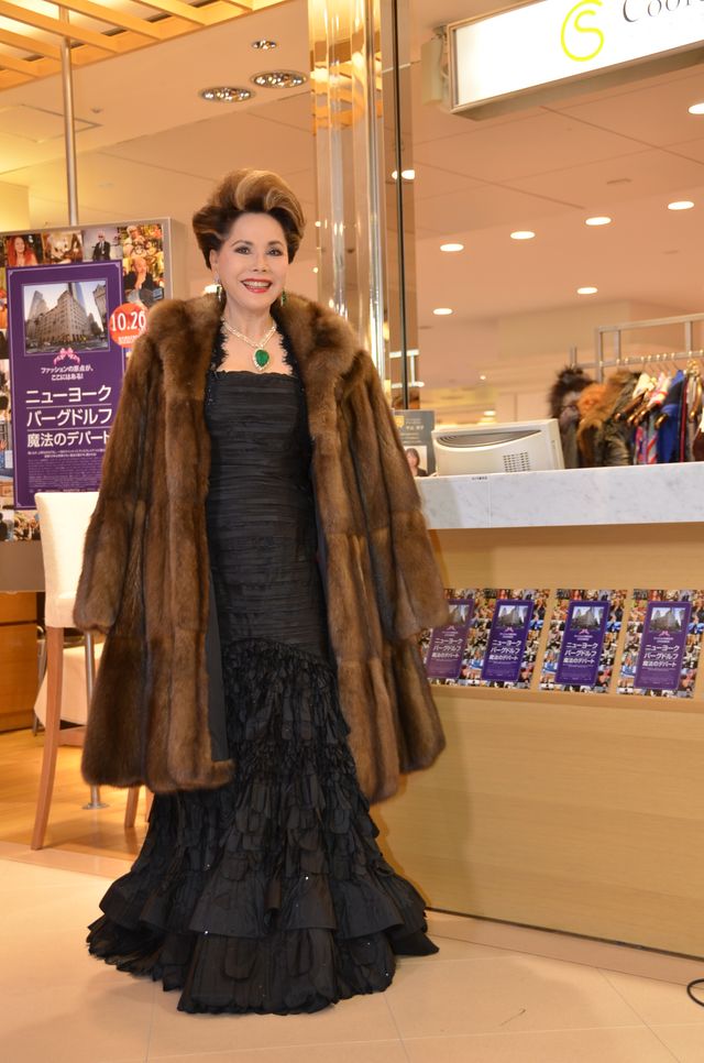 3～4,000万円の毛皮を羽織るデヴィ夫人…フォトギャラリー：フォトギャラリー