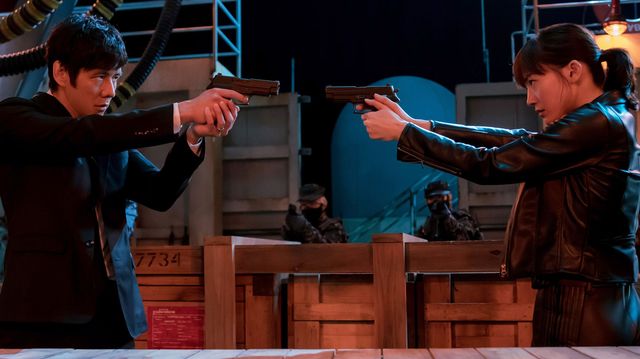 綾瀬はるか、薬指の指輪を見つめ…映画『奥様は、取り扱い注意』場面カット：フォトギャラリー